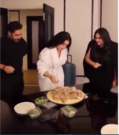 بالفيديو ..  هيفاء وهبي تأكل المنسف الأردني بيدها لأول مرة بعد حفلها في عمان