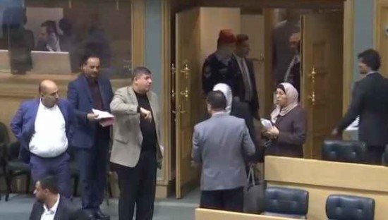 "الشعب يريد اكشن"   ..  ومطلوب "فزيع" ..  أبرز تغريدات الشارع الأردني حول جلسة النواب الاخيرة 
