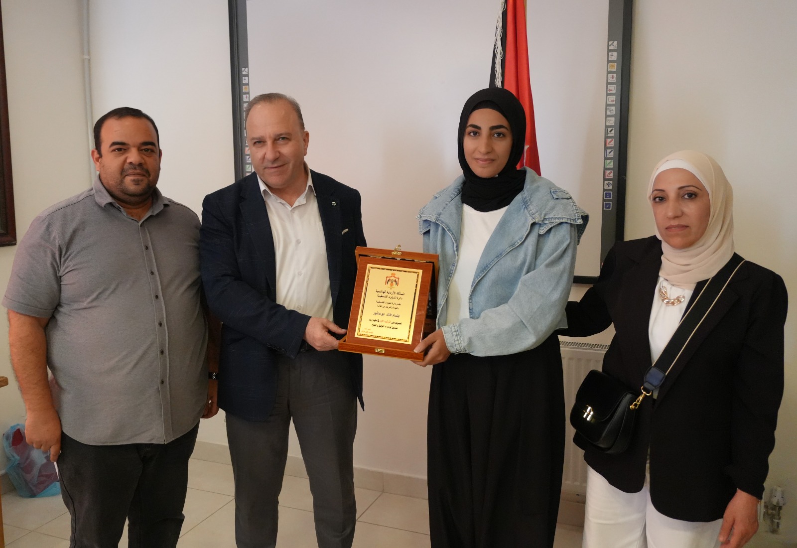 تحت رعاية مدير عام دائرة الشؤون الفلسطينية ..  تكريم أوائل الثانوية العامة في مخيمات اللاجئين الفلسطينيين