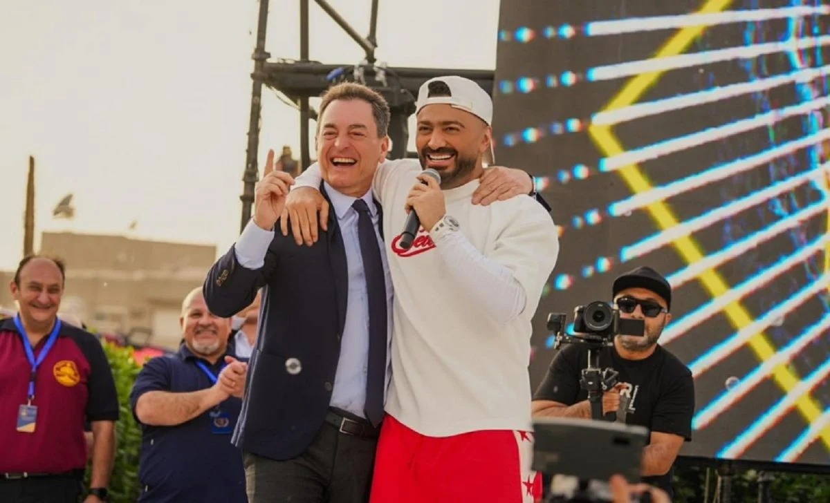 تامر حسني بعد غناء السفير الفرنسي معه: سنقدّم أول سينغل دويتو (فيديو)