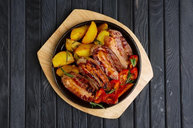 لحم بالفرن مع البطاطس والخضار