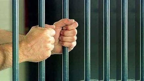 حبس طالب جامعي أسبوعًا وتغريمه 50 دينارًا لتهديد زميلته بنشر صورها الخاصة
