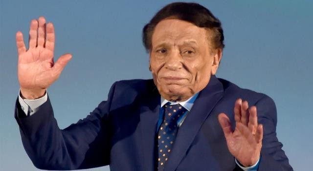 مقربون من عادل إمام يكشفون حالته الصحية الان 