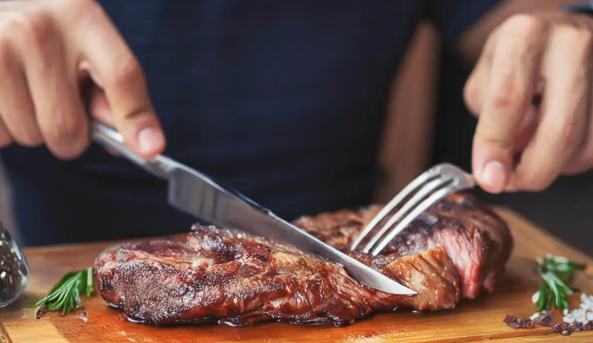 الأفراط في تناول اللحوم ..  متى يتحول "البروتين" إلى خطر يهدد صحتك؟ 