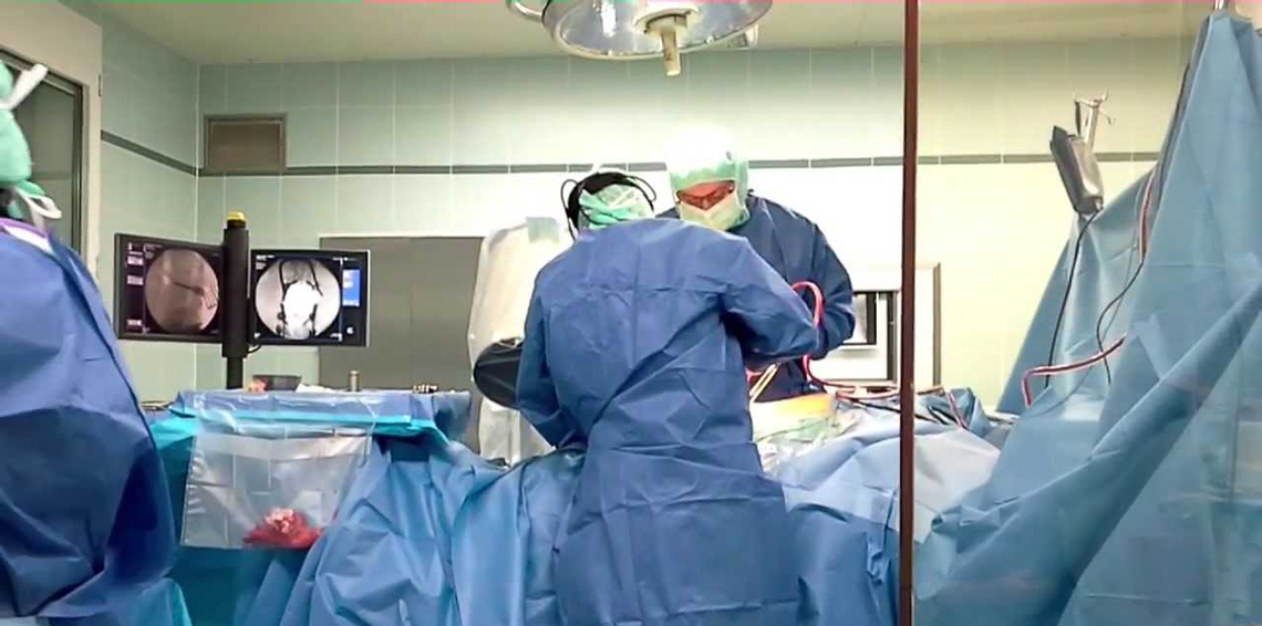 بالفيديو :جراحة تجميل ترقص وتغني أثناء إجراء العمليات
