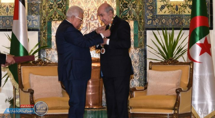 عباس يقلد  نظيره الجزائري "القلادة الكبرى لفلسطين"  