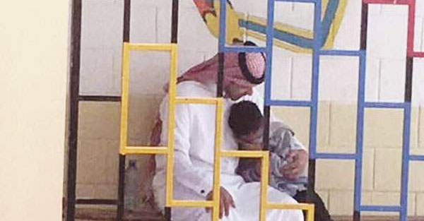 معلم يحتضن طالب إنهار بكاء بسبب كذبة من زملائه