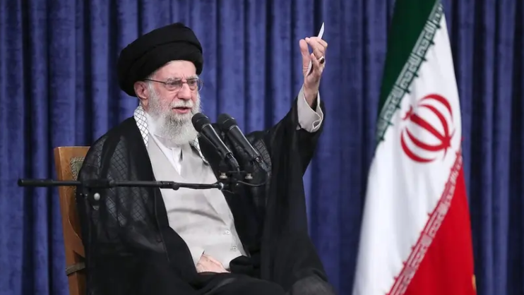 خامنئي يحمل ترامب مسؤولية ضحايا إيران ..  ويصفه بالمجرم