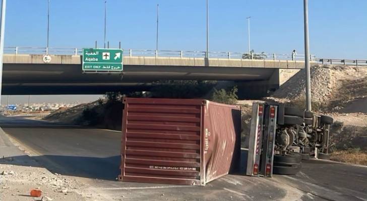 الدوريات الخارجية: تدهور مركبة شحن أسفل جسر ترخيص سحاب وإغلاق الطريق باتجاه عمان