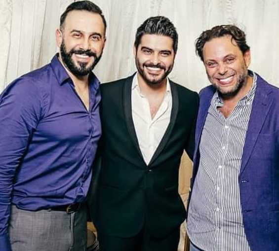 بالفيديو و الصور  ..  "صوت الطنجرة" يُحرج فنان شهير أثناء بث مباشر