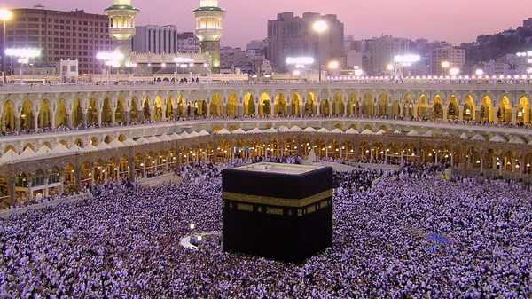 السعودية ..  الاكتفاء بغسل الكعبة مرة واحدة في العام