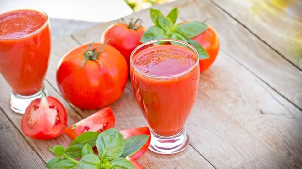 Можно ли пить томатный сок при диабете. Томатный сок в руке.