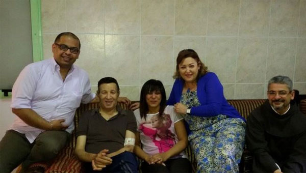 نهال عنبر تزور سعيد صالح في المستشفى ..  صورة 