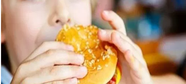 دراسة: التوقف عن تناول الأطعمة السريعة له نفس أعراض انسحاب المخدرات
