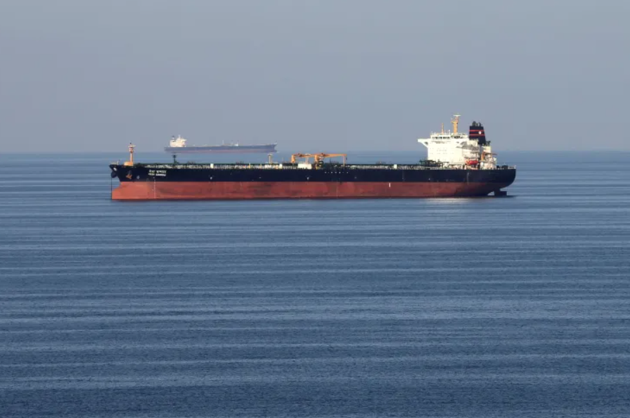 مستشار قائد الحرس الثوري الإيراني: مضيق هرمز أغلق وسنستهدف أي سفينة تحاول العبور