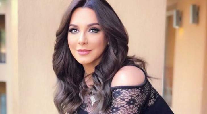 بالصور  ..  سلاف فواخرجي مع فرسانها الأربعة