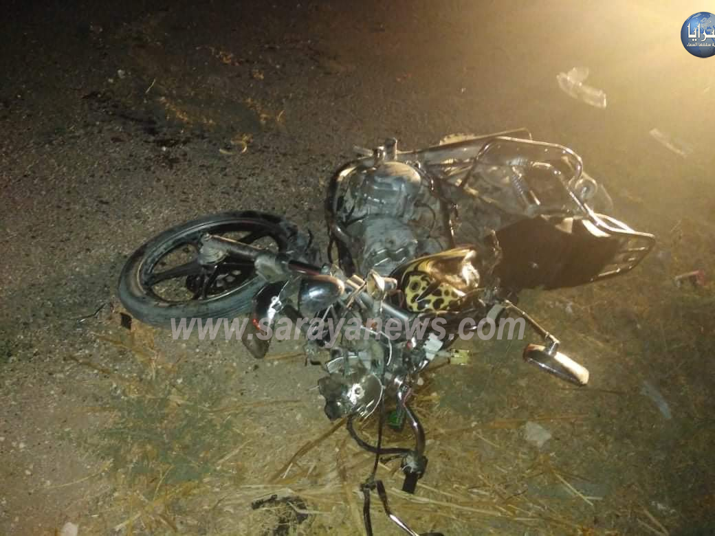 وفاة عشريني و إصابة شخصين بحادث تصادم دراجتين ناريتين في الشونه الشمالية  .. صور 