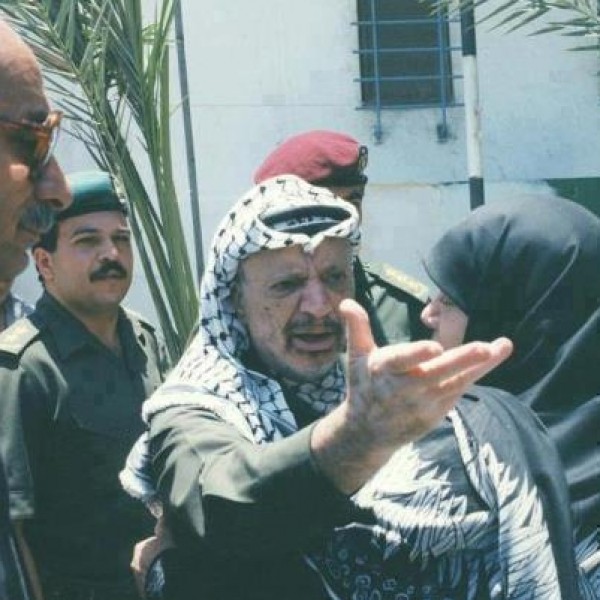 ما قصه هذه الصورة؟ ولمـاذا غضب فيها الرئيس الفلسطيني ياسر عرفات