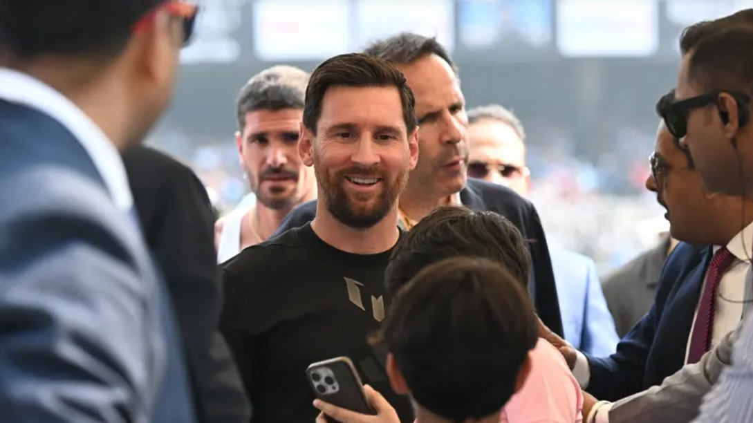 قدوم ميسي يدفع الجماهير الهندية إلى تخريب ملعب كالكوتا - فيديو 