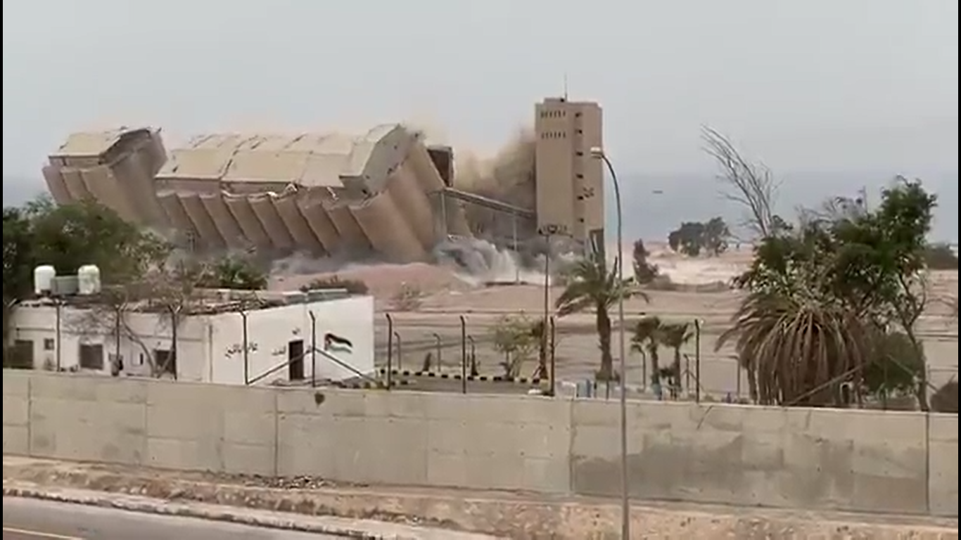 بالفيديو .. الجيش ينجح بتفجير صوامع العقبة بعد فشل الشركة التركية 