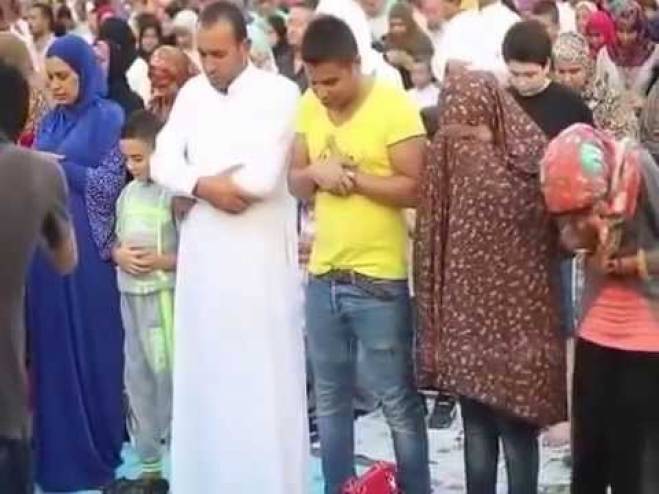 جدل بمصر بسبب وقوف الرجال بجوار النساء بصلاة العيد