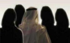 خمسيني يتزوج مديرة ومشرفة ومعلمة وطالبة من مدرسة واحدة
