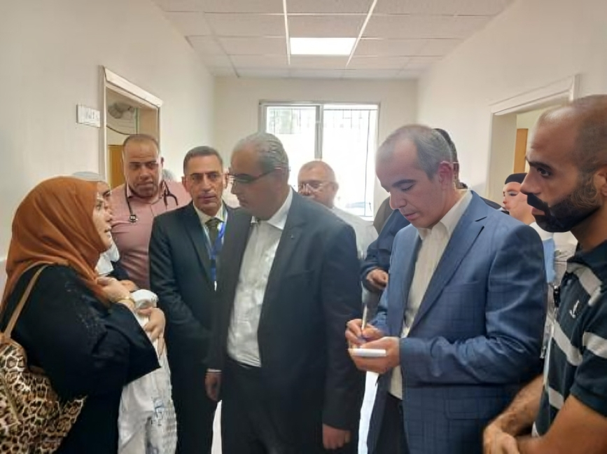 في جولة مفاجئة لوزير الصحة على مستشفى الأمير فيصل .. ضبط طبيب يعمل بزي رياضي ويحمل سيجارة الكترونية في عنقه