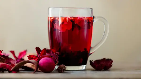 شاي الكركديه يوميًا  ..  فوائد صحية للقلب والوزن وتحذيرات يجب الانتباه لها