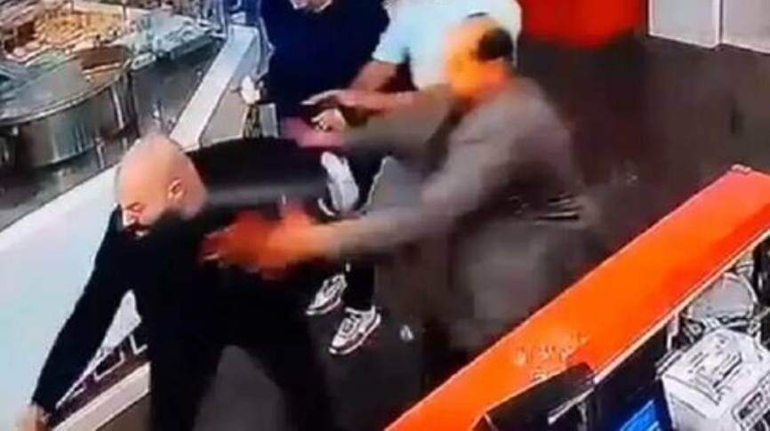 فيديو صادم ..  إطلاق للنار داخل متجر في لبنان والمتورط عسكري