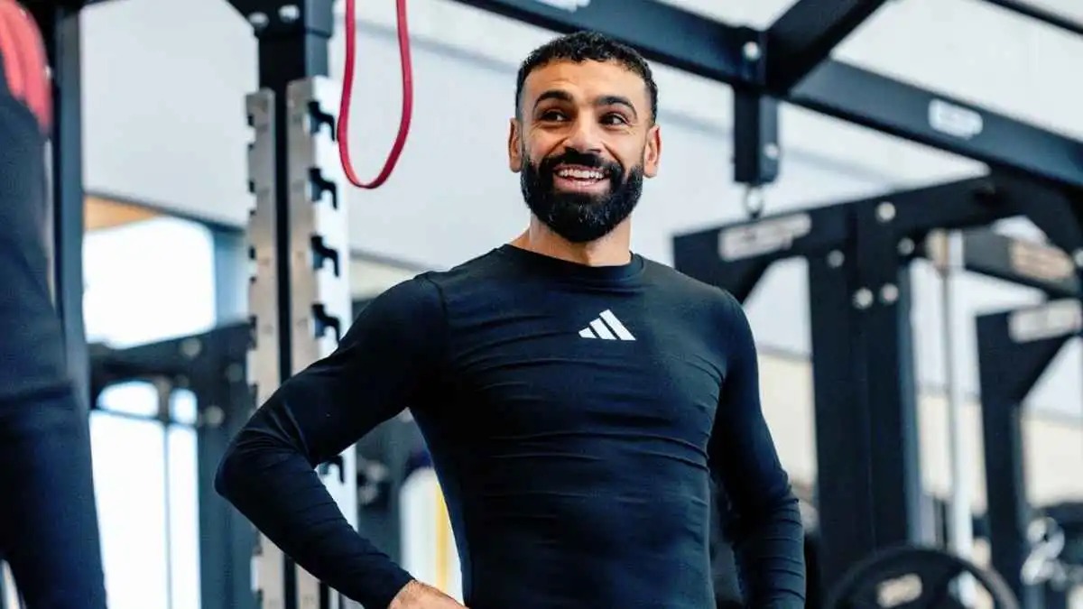 عضلات تفوق رونالدو ..  محمد صلاح يستعرض قوته البدنية في البحر (صورة) 