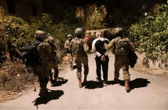 الاحتلال يعتقل فلسطينيا ويصادر مركبة وسط نابلس
