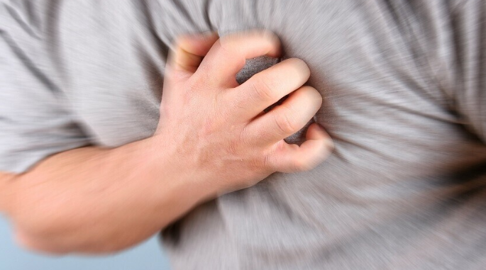 كيف تميّز ألم القلب الحقيقي؟ ..  طبيب يشرح العلامات الخطيرة وخطوات الإسعاف