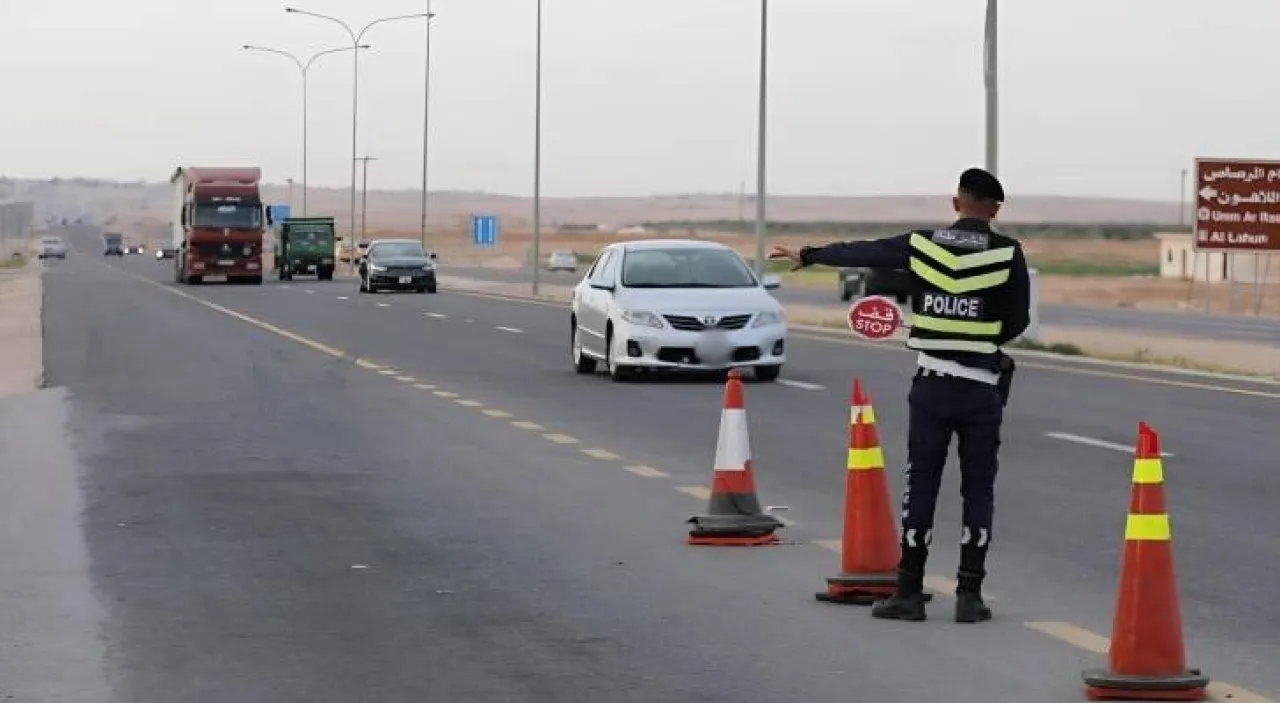 ضبط حدث يقود جرافة في الشارع العام و سقوط آخر من الصندوق الخلفي لمركبة شحن