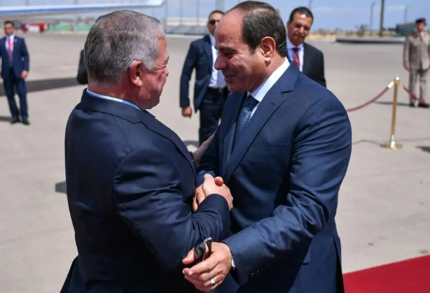 الملك يبحث مع السيسي الجهود المبذولة لإنهاء الحرب على غزة 