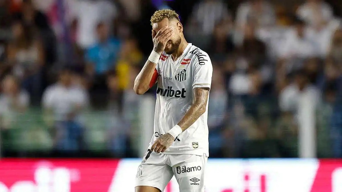 "لا يوجد بشر يتحمل هذا" ..  نيمار ينفجر غضباً بعد صدام جديد مع جماهير سانتوس 