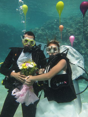 بالصور :  عروسان يحتفلان بزواجهما تحت الماء بشرم الشيخ 