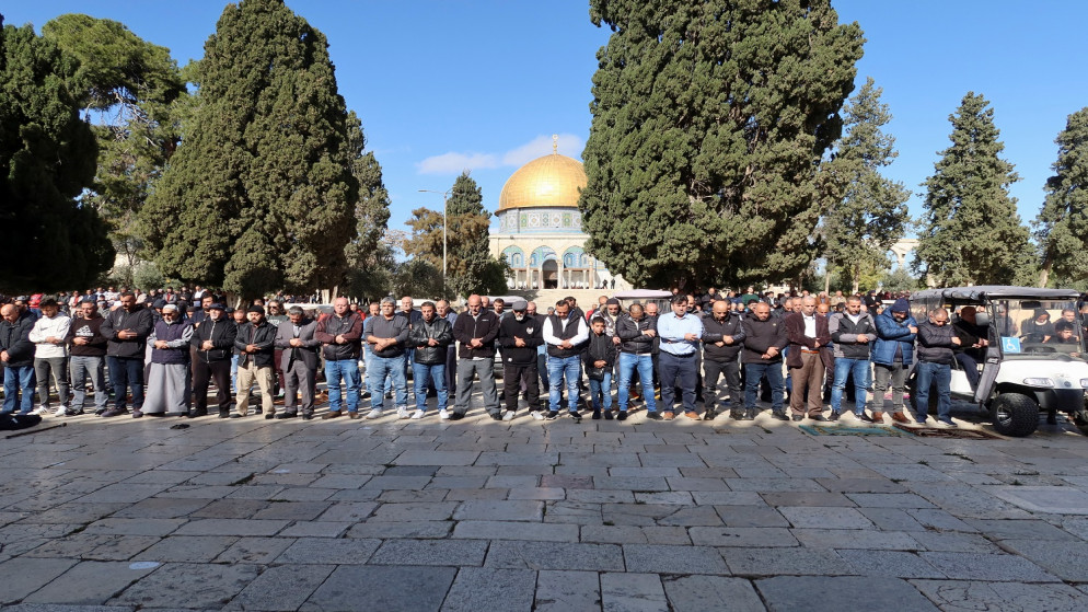 إصابات بالاختناق في وادي الجوز و12 ألفا يؤدون الجمعة في المسجد الأقصى