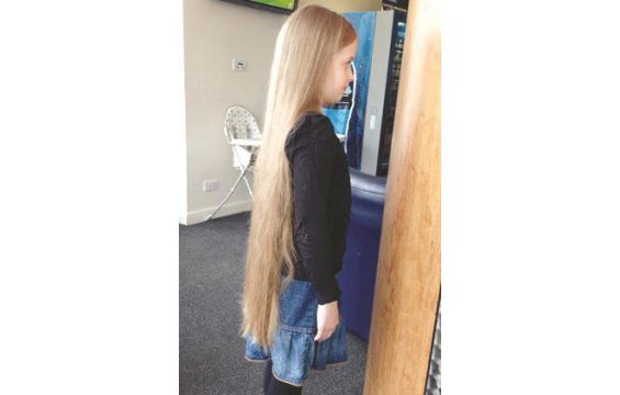 صورة  ..  طفلة طول شعرها متر واحد