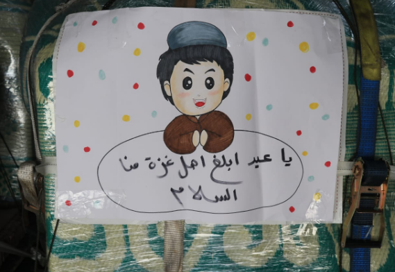 أطفال أردنيون يرسمون ويكتبون معايدات لأطفال غزة 