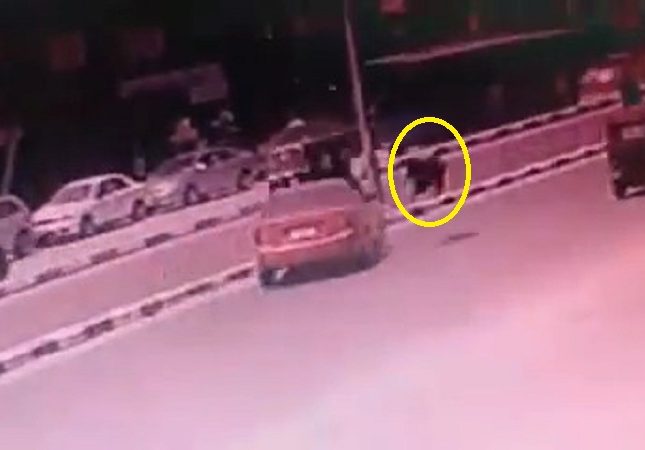 فيديو يخطف الانفاس  .. مركبه تدهس امرأة وتقذفها في الهواء أثناء عبورها الطريق بمصر