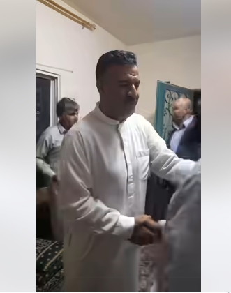 بالفيديو ..  أهالي الخالدية يودّعون شاب سوري في لحظات مؤثرة قبل عودته إلى بلده