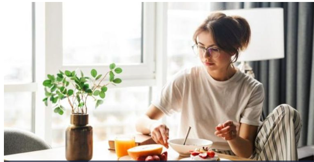 سر الرشاقة يبدأ صباحا ..  لماذا تفضل النحيفات فطورًا مالحا؟