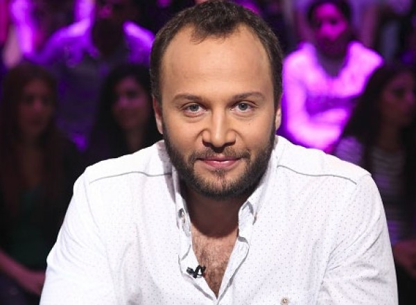 مكسيم خليل في لحظة حميمة مع زوجته ومولوده الجديد ..  شاهد