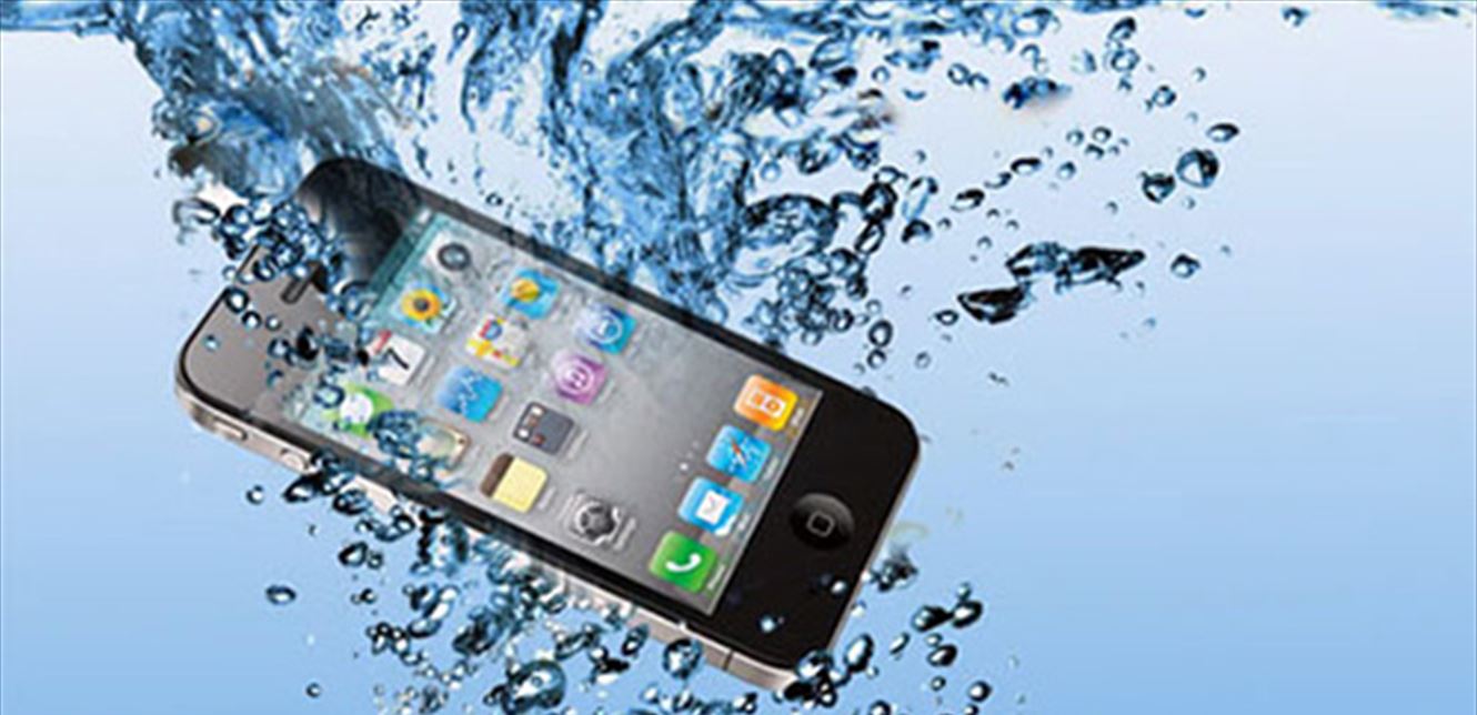 إذا وقع منك في الماء  ..  هكذا تنقذ هاتفك الذكي؟