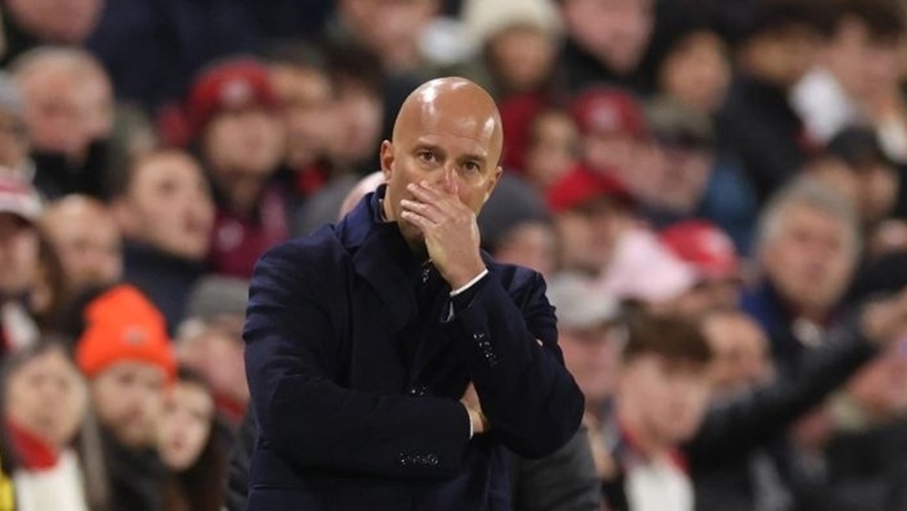 ليفربول يمنح سلوت مباراتين لإنقاذه من شبح الإقالة