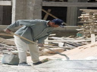 "العمل" تنذر 72 مؤسسة بإغلاقها وتسفّر 515 عاملا وافدا
