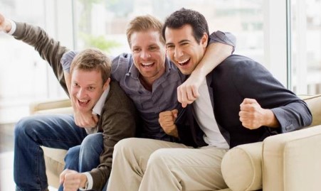 زوجتي تتهمني بالتقصير لأنني أقضي بعض الوقت مع أصدقائي!