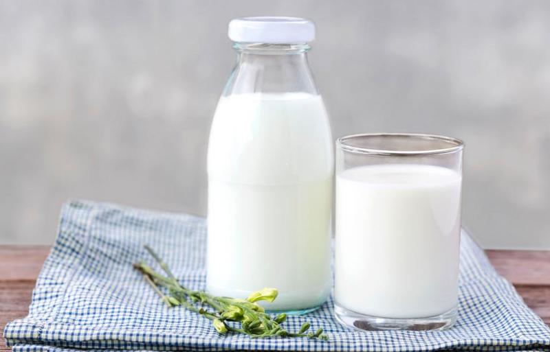وزير الصناعة والتجارة يطالب اتحاد مربي الابقار التراجع عن قرار تحديد سعر الحليب الطازج