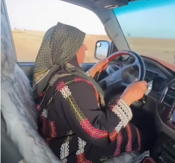 جدة أردنية تقود "بك أب" بمهارة عالية وتخطف الأنظار