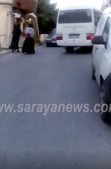  بالصور  .. حافلات تسير بعكس السير في شارع "الجادور " بالسلط 
